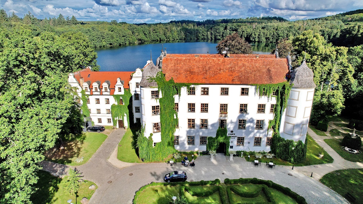Wypoczynek nad brzegiem jeziora